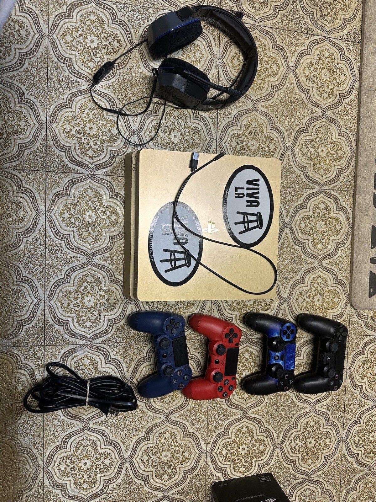Gold slim ps4, Headset, Charging Cord And 4 Controllers