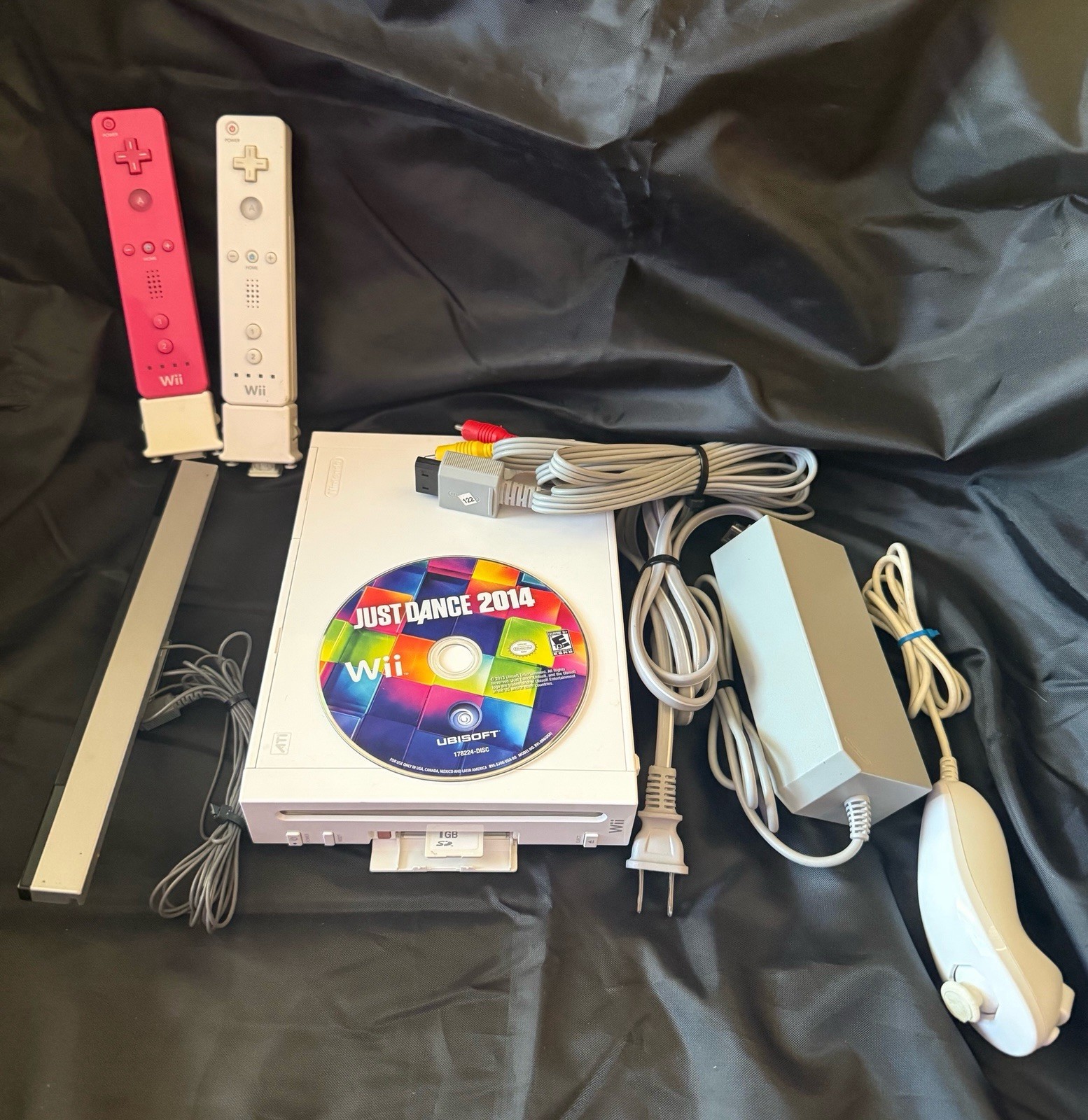 NINTENDO Wii CONSOLE BUNDLE w/ CONTROLLERS MOTION CONTROL/1GB CARD/JUST DANCE