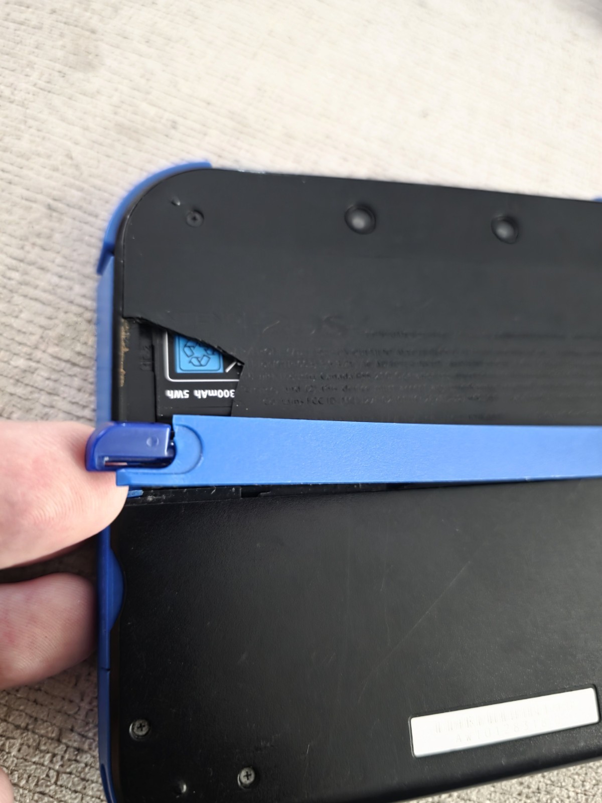 Nintendo 2DS Black/Blue Handheld Consol 4GB SD Card Tested Back Has Chipped Area