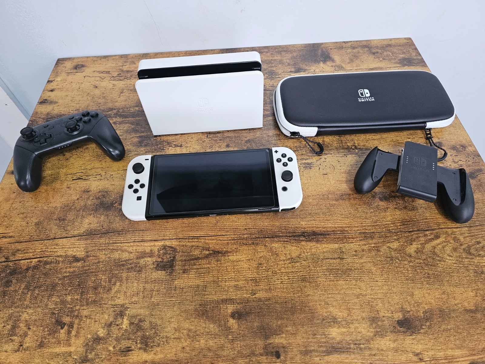 Nintendo Switch OLED Model – 64GB/White (Used). This is a console bundle.