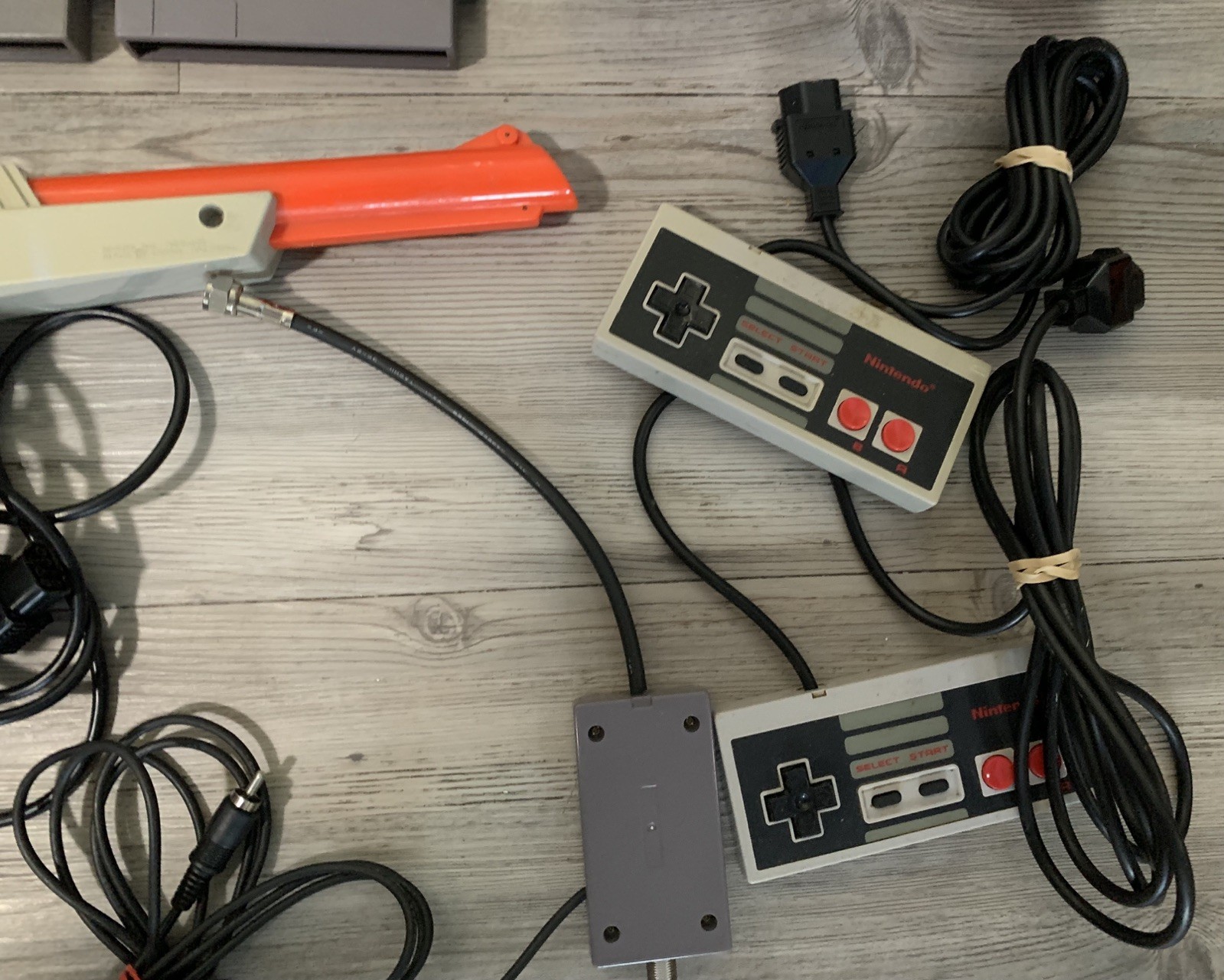 Nintendo NES Console Bundle Mario/Duck Hunt Zapper 2 OEM Controllers 6 games