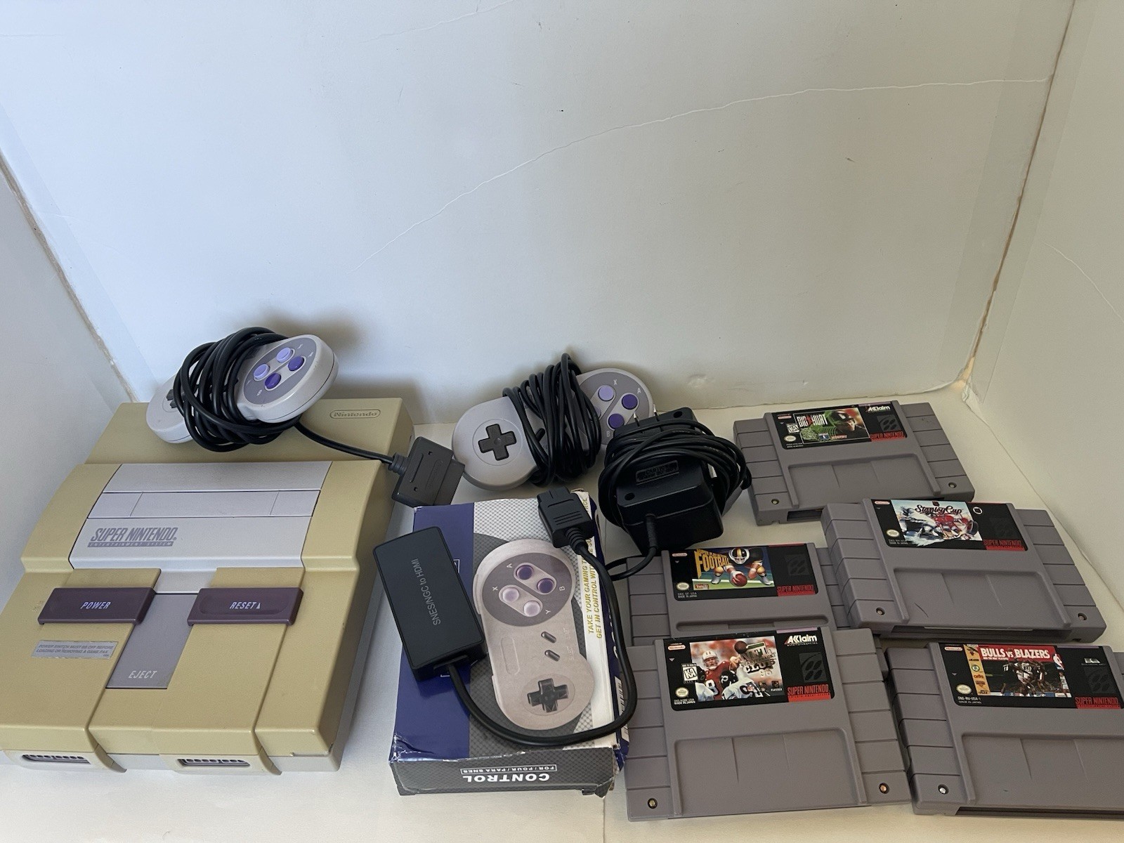 Nintendo SNES Console Bundle w/ Controller, Cables & Games NTSC-U/C Gray