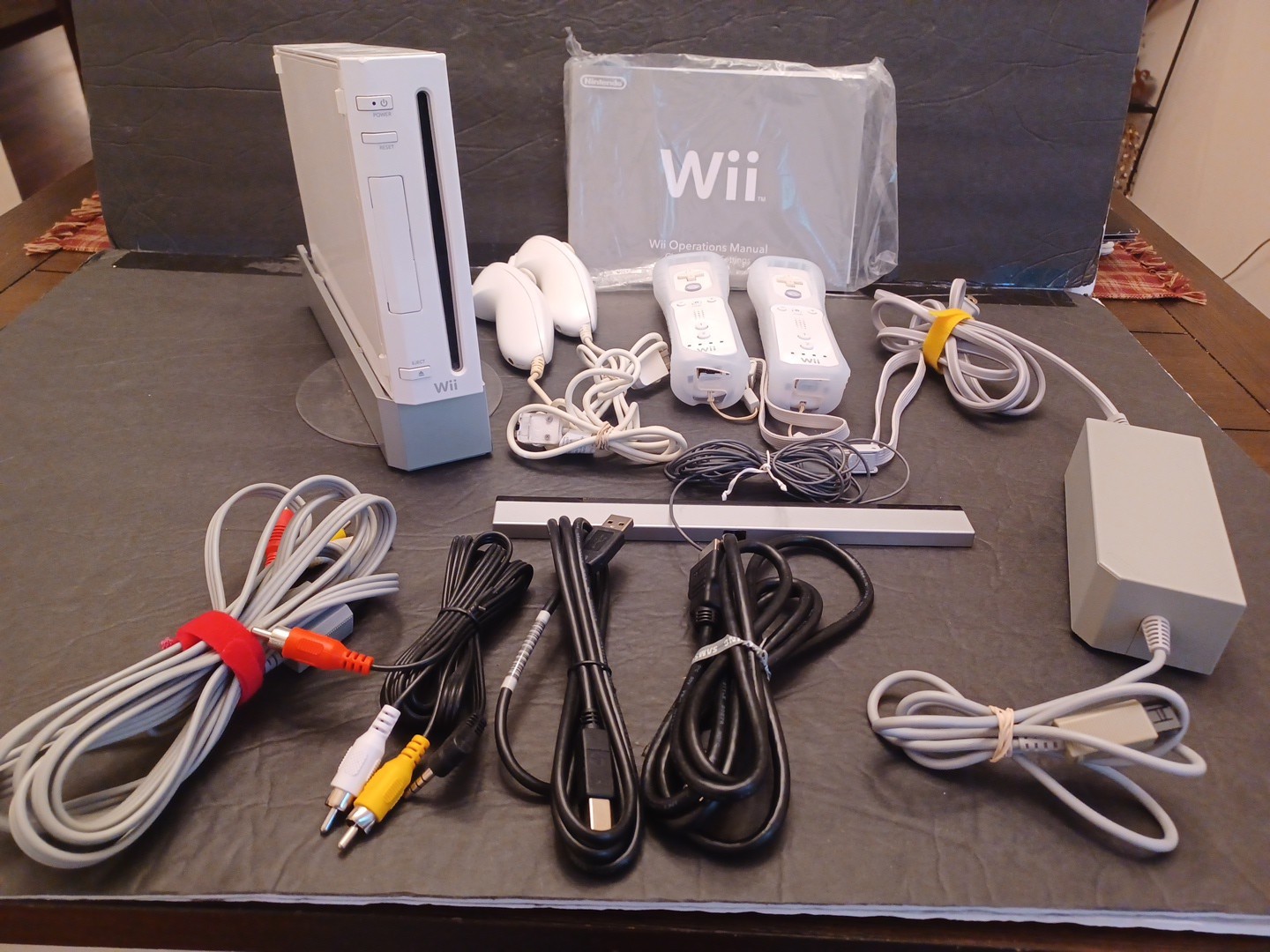 Wii Console RVL 001 W/2 Controllers/2-Nunchucks/BAR/Books TESTED & WORKING