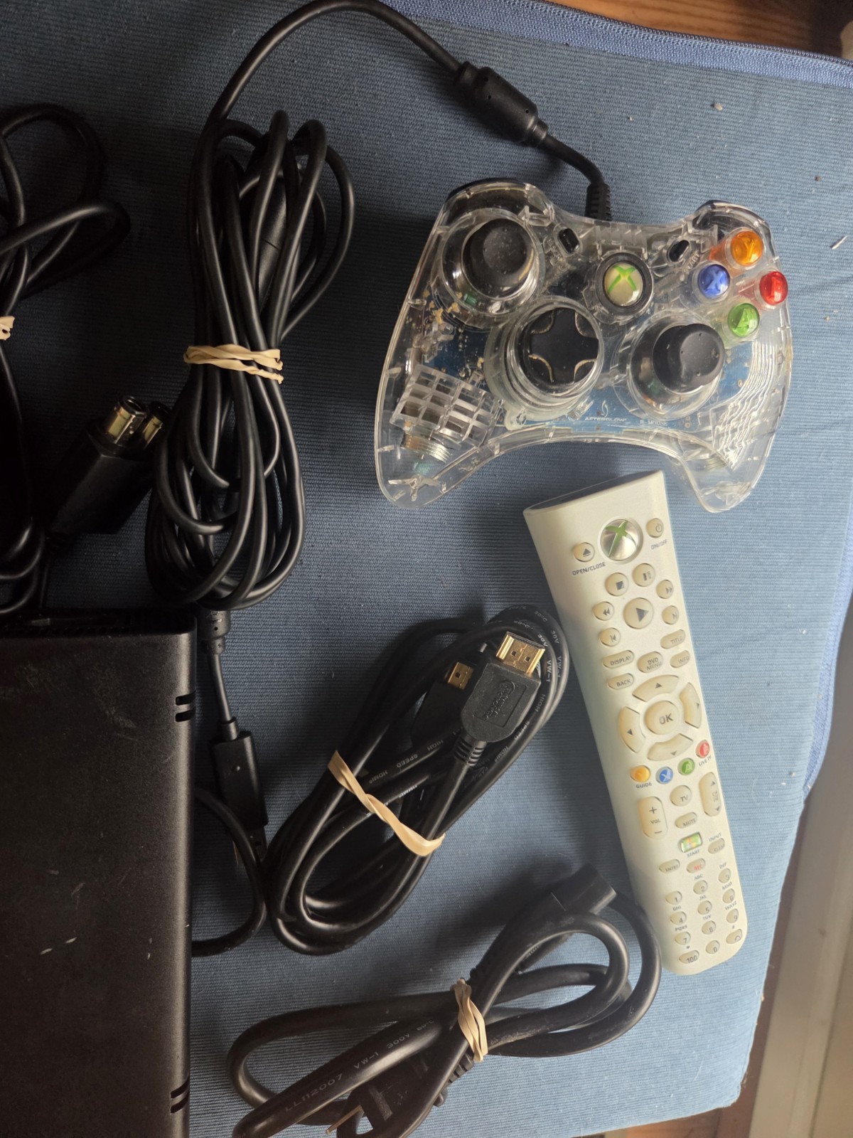 Xbox 360 S 1439 Slim Bundle 250GB Console W/Controller-Cables-Kinect- DVD Remote