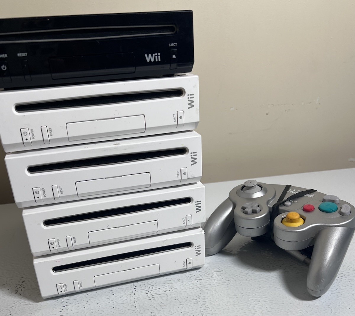 Nintendo Wii Console Bundle W/ 5 Consoles & Nintendo GameCube Controller. READ!