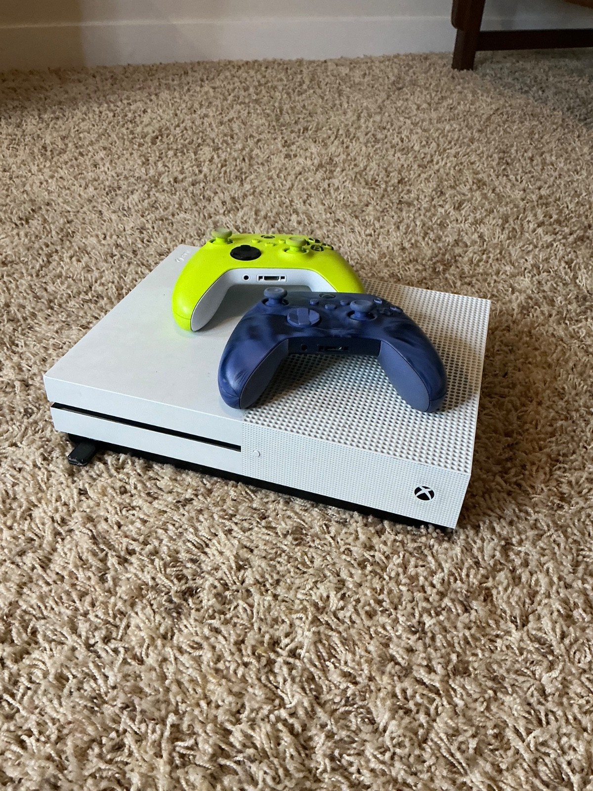 Microsoft Xbox One S 500GB Console (White) …WITH 2x wireless controllers