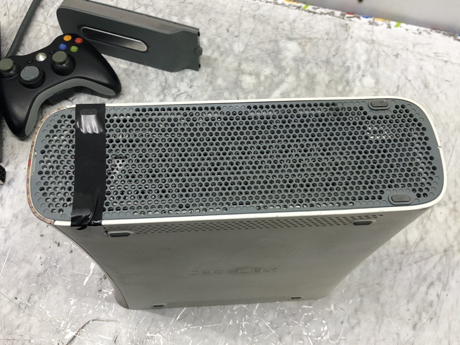 XBOX 360 CONSOLE PWRS ON DISC TRAY DOES NOT OPEN PLASTIC DAMAGED WITH CABLES