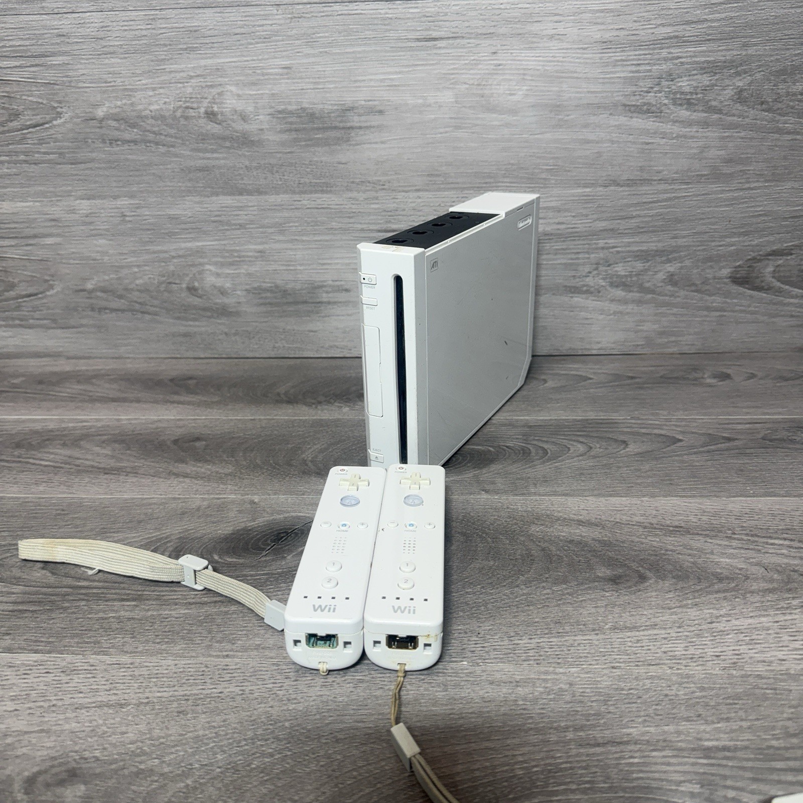 Nintendo Wii Console White RVL-001 2 Remotes FOR PARTS Broken Disc Reader