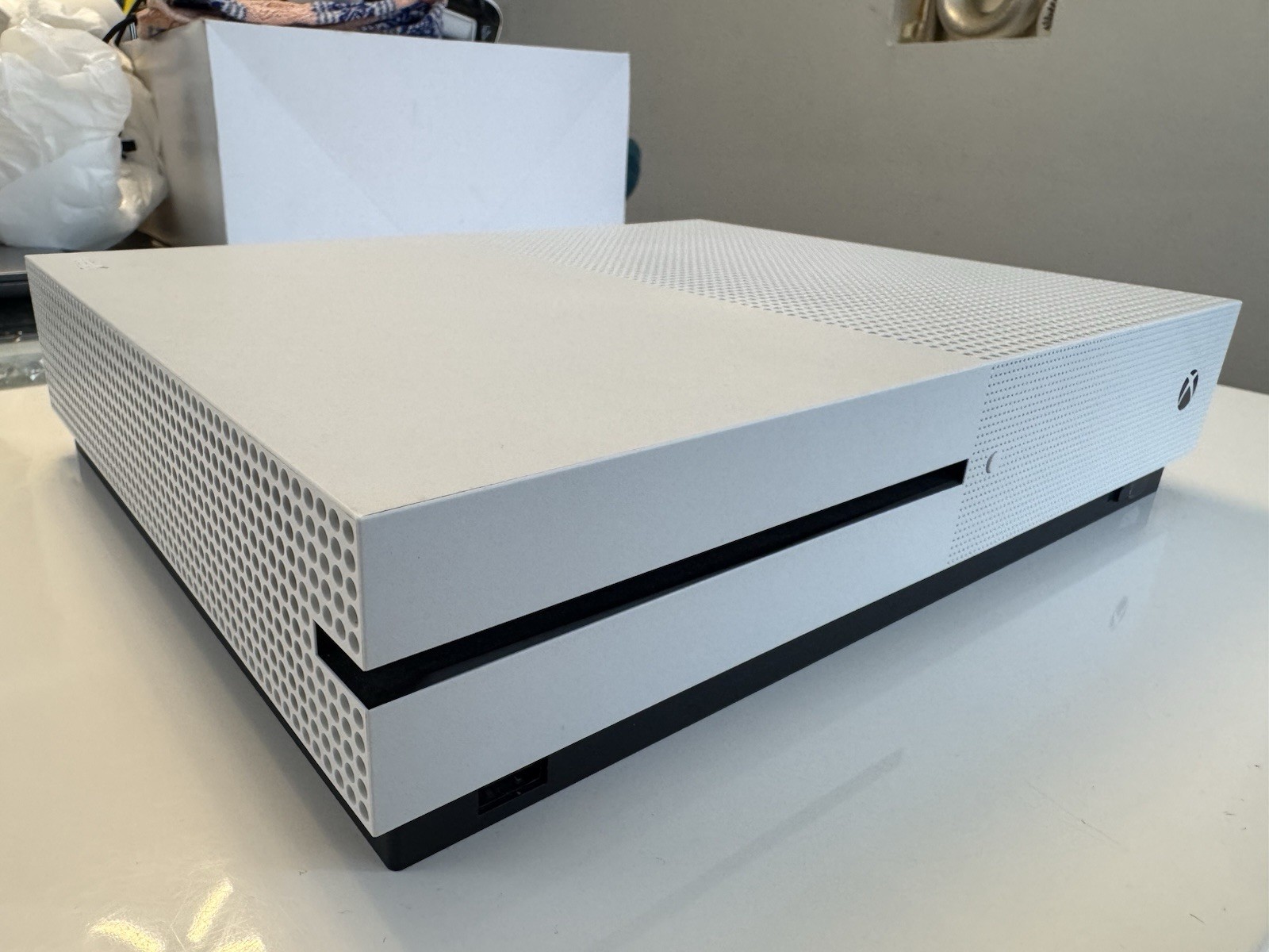 Xbox One S 500GB Console Bundle + 4 Controllers (1 Razer) + NBA 2K19 + Cables