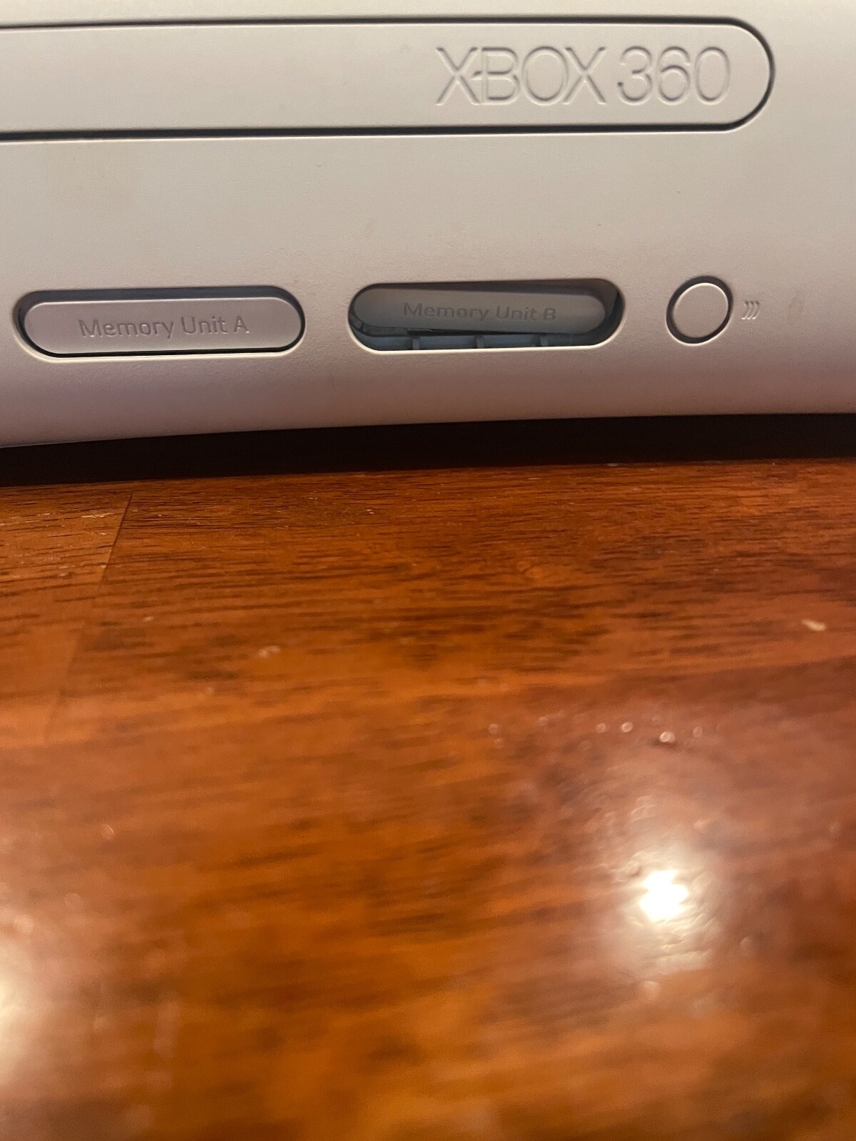 Microsoft Xbox 360 – Matte White. INCLUDES 2 controllers and a memory chip