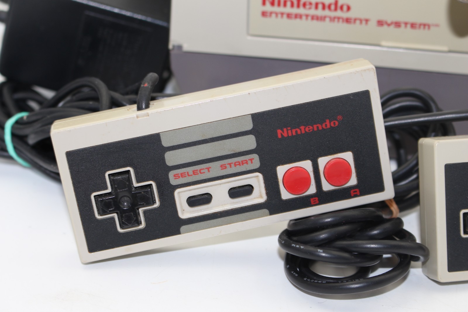 Nintendo NES Console Bundle w/Controllers, Gun, Manual, Inserts Tested
