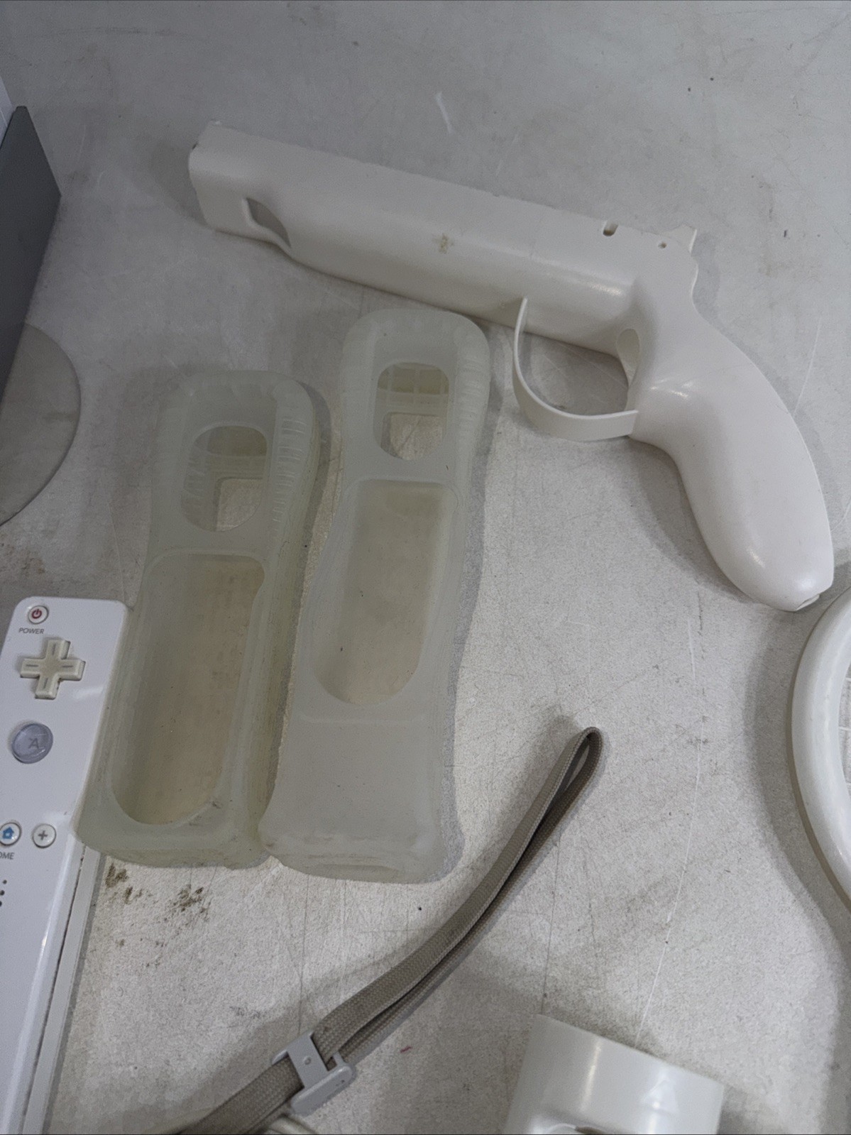 Nintendo Wii Console Bundle w/ Wires and Accessories Games Sim City