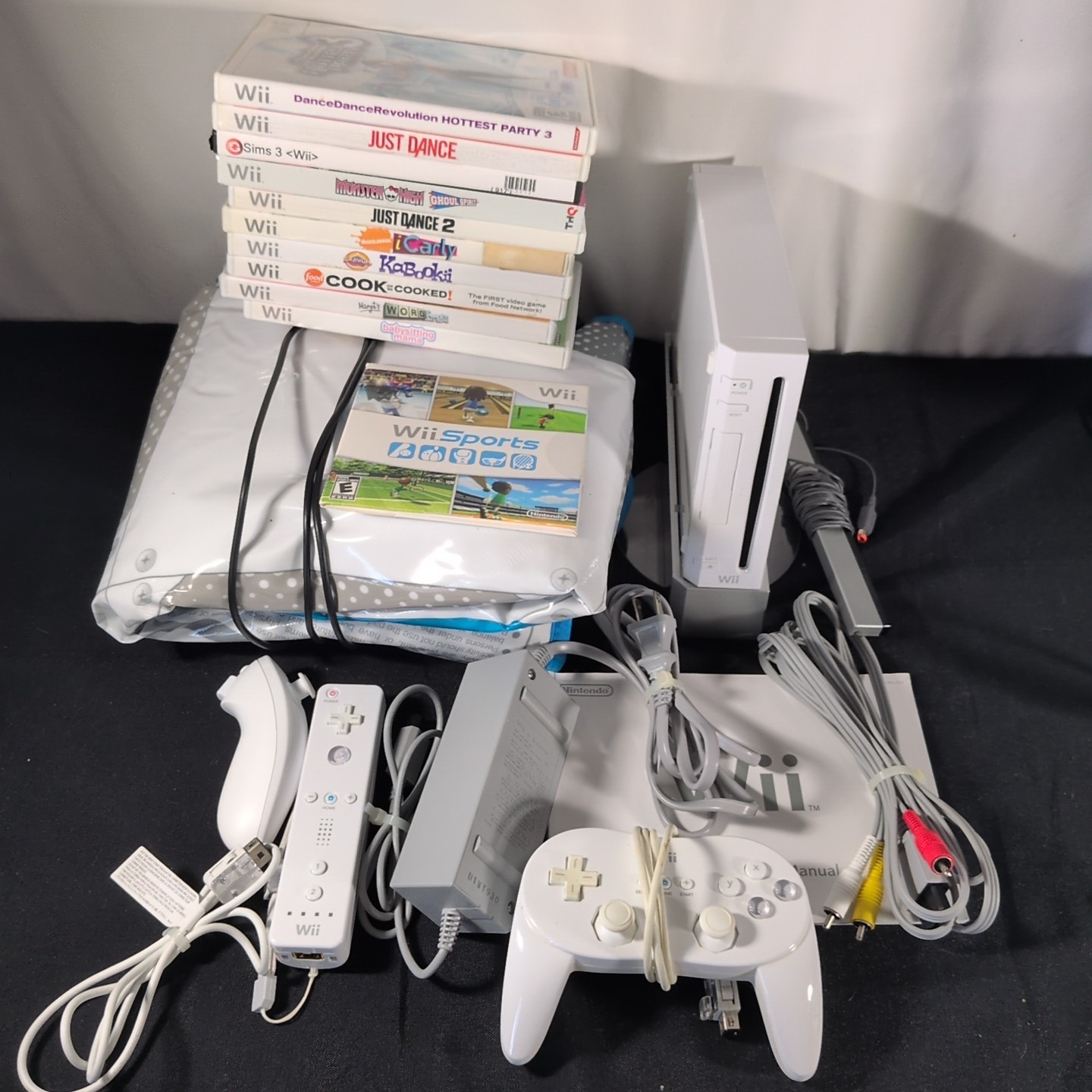 Nintendo Wii White Console Bundle RLV-001 GameCube Compatible DDR Wii sports