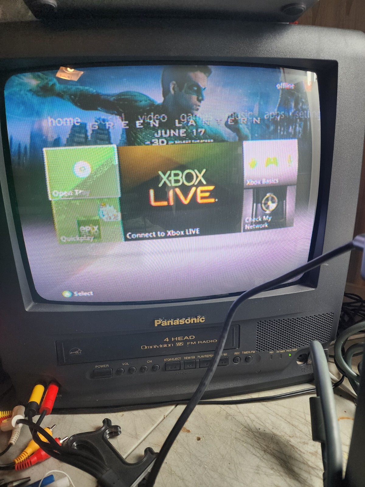 Original Microsoft Xbox 360 Pro System Bundle 120GB HDMI (NOT WORKING RIGHT)