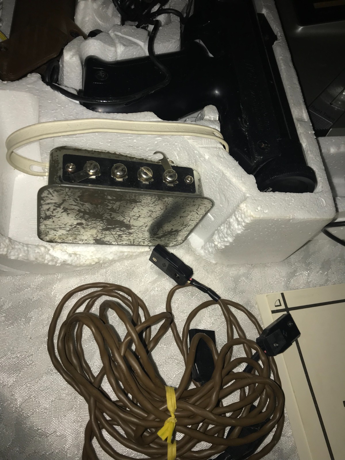 UNISONIC TOURNAMENT 2000 Electronic ACTION TV Console GAME IOB w/ Gun RIFLE EUC