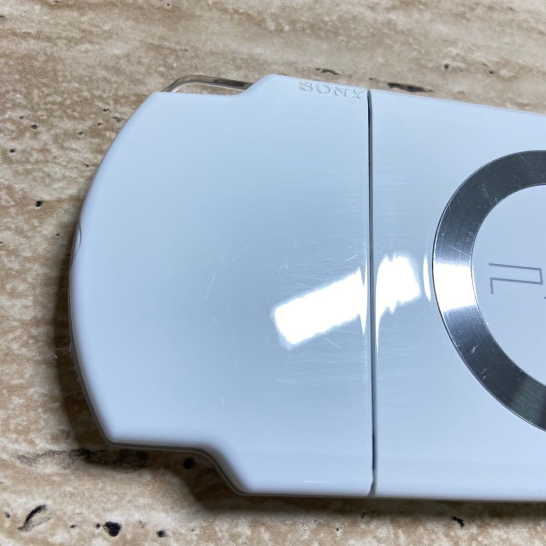 Sony PSP 2000 Ceramic White Almost Unused Complete in Box 6760