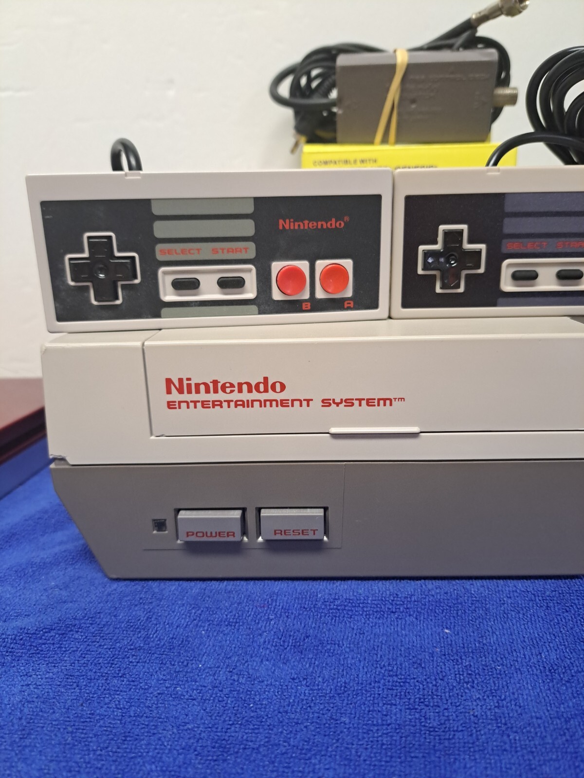 2 CONTROLLER Nintendo Entertainment System NES-001 Small Chip On Corner