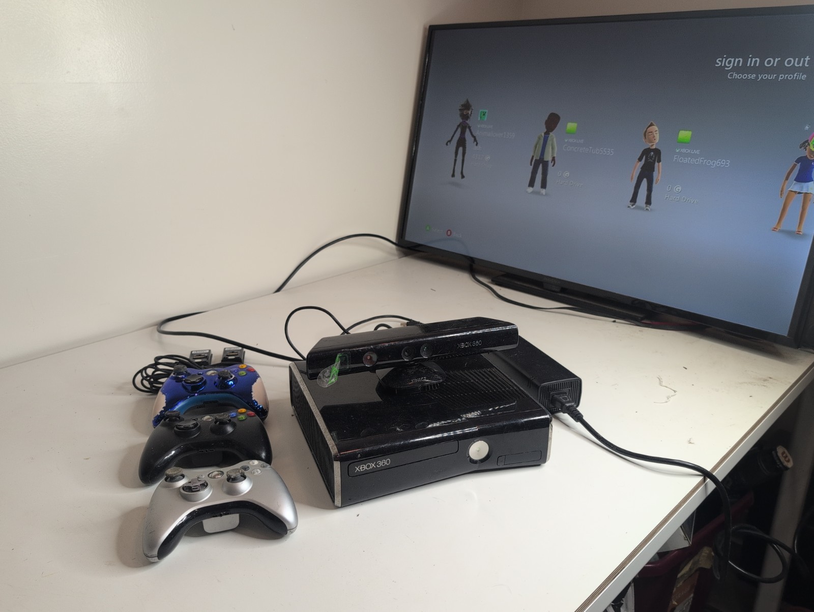XBox 360 S Slim Console Bundle w/ 3 Controllers, 2 Batteries, Kinect Camera More