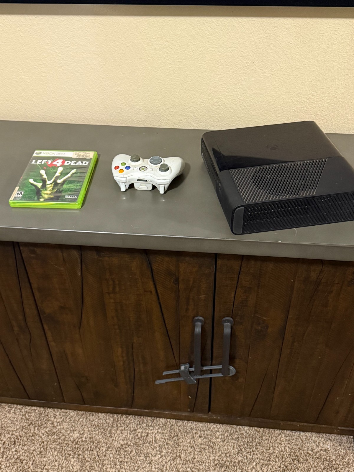 Microsoft Xbox 360 S 60GB matte black 1 controller and left for dead