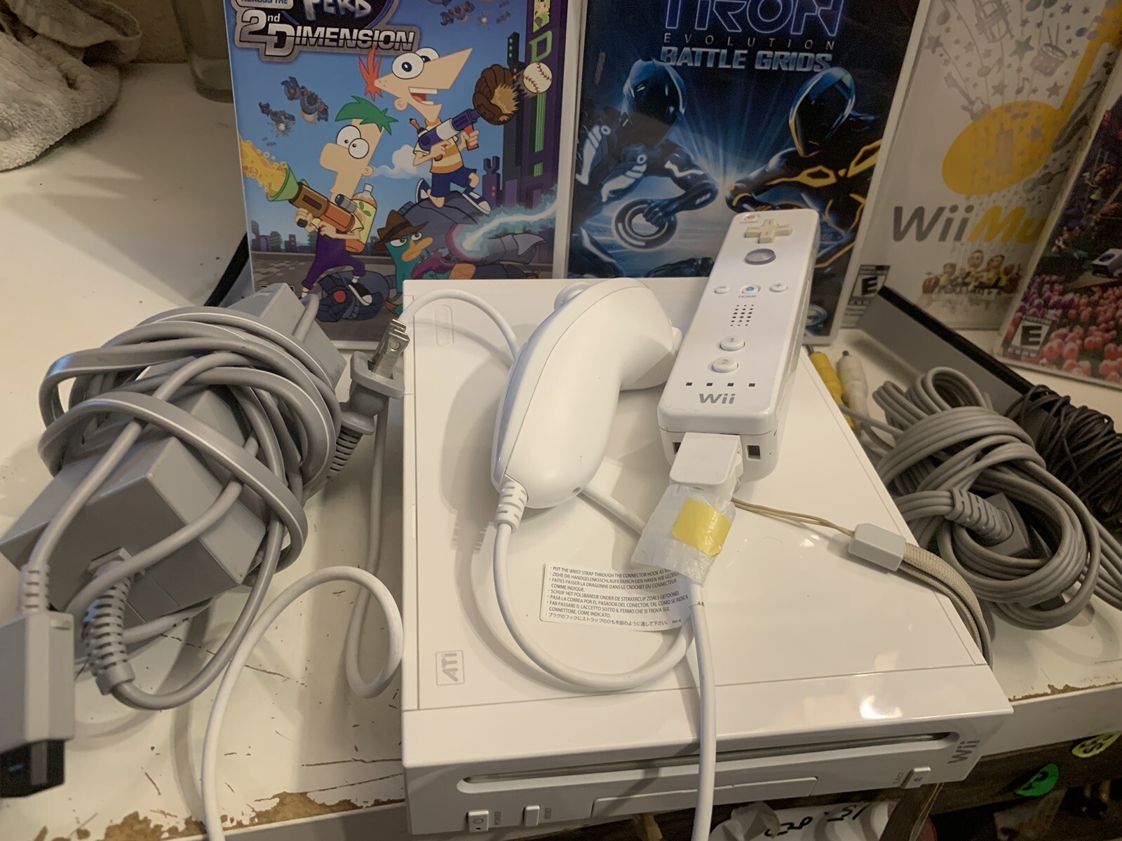 Nintendo Wii White Console Bundle 4 Games Controller GameCube Controller Ports