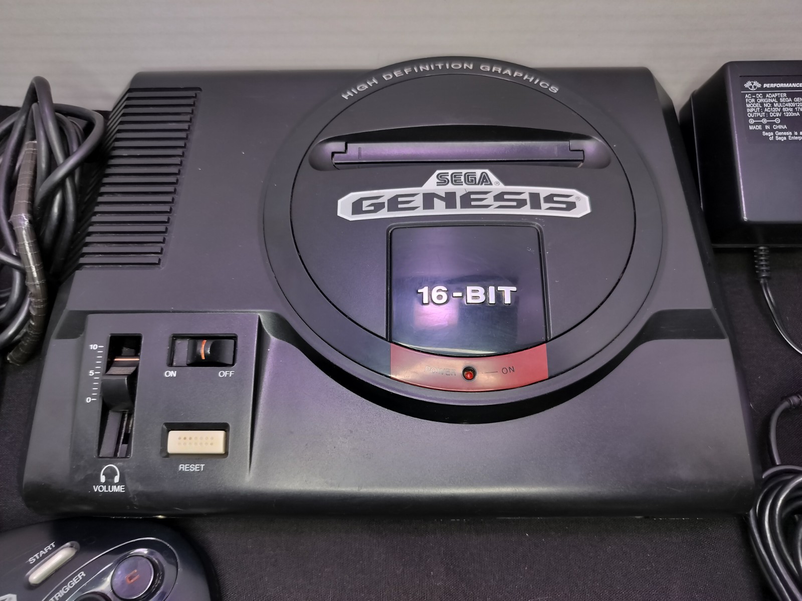 Sega Genesis Model 1601 Console w/ controller AS-IS READ