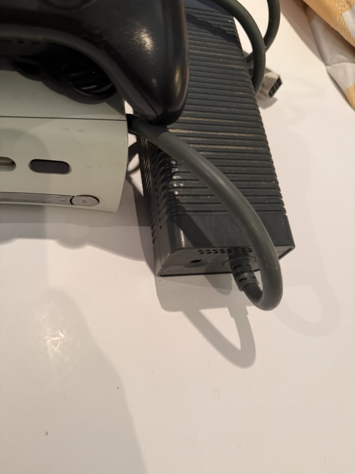 Microsoft Xbox 360 Console Bundle Kinect Sensor 1414 Wired Controller