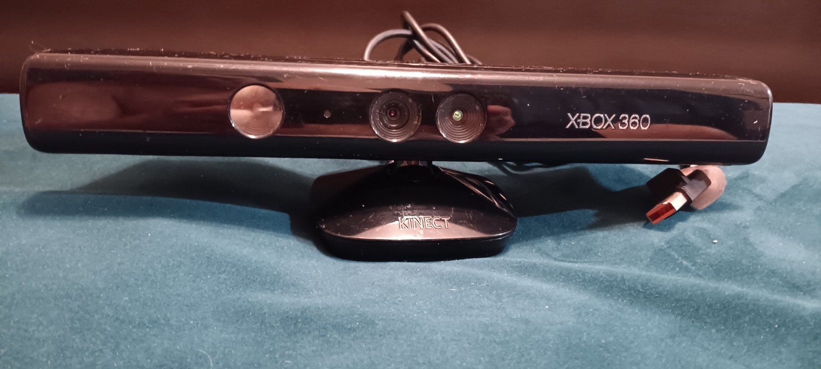 Xbox 360 S 4GB Black + 1 Controller + Assassins Creed 2 + Kinect sensor + USA