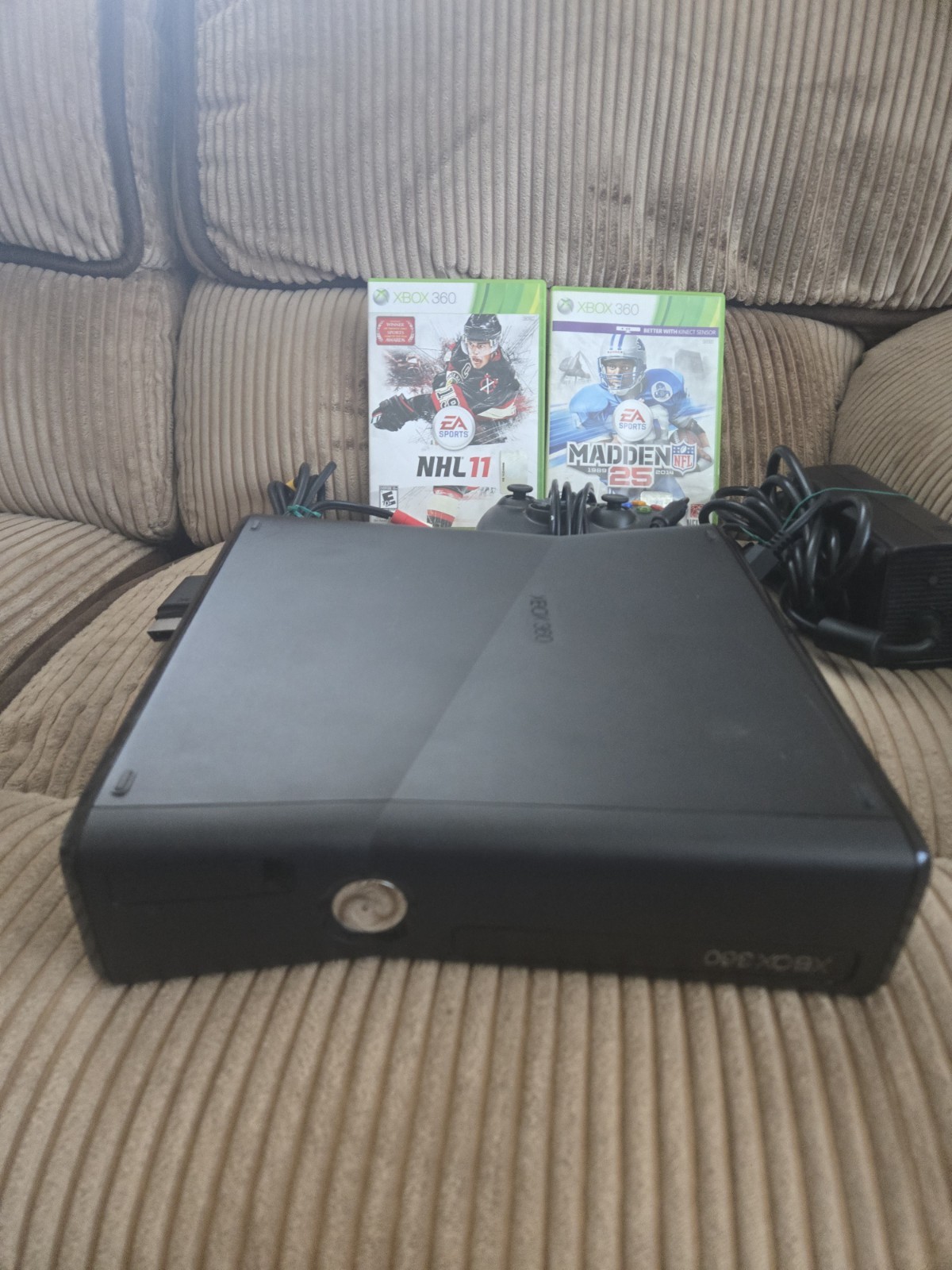 XBOX 360 W/1 Wired Controller, Plug/cables and 2 Games