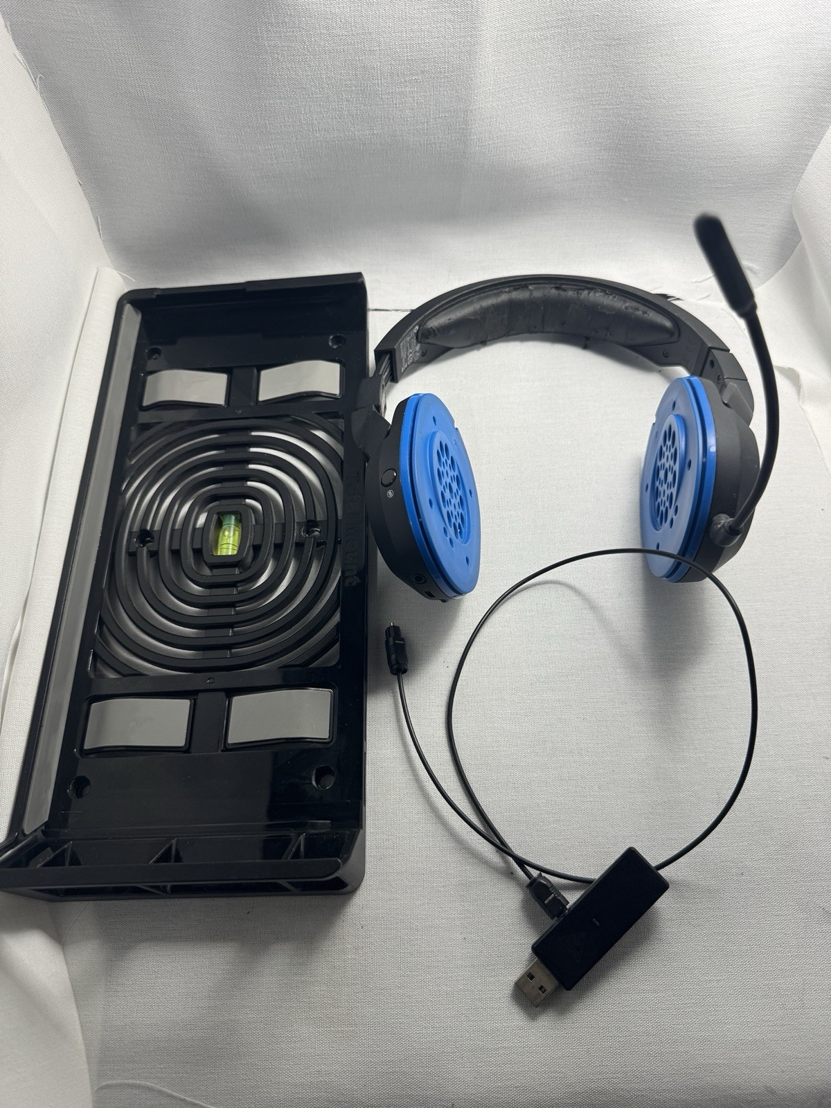 PlayStation 4 Pro CUH-7015B Bundle 2 Controllers Headset And Wall Mount