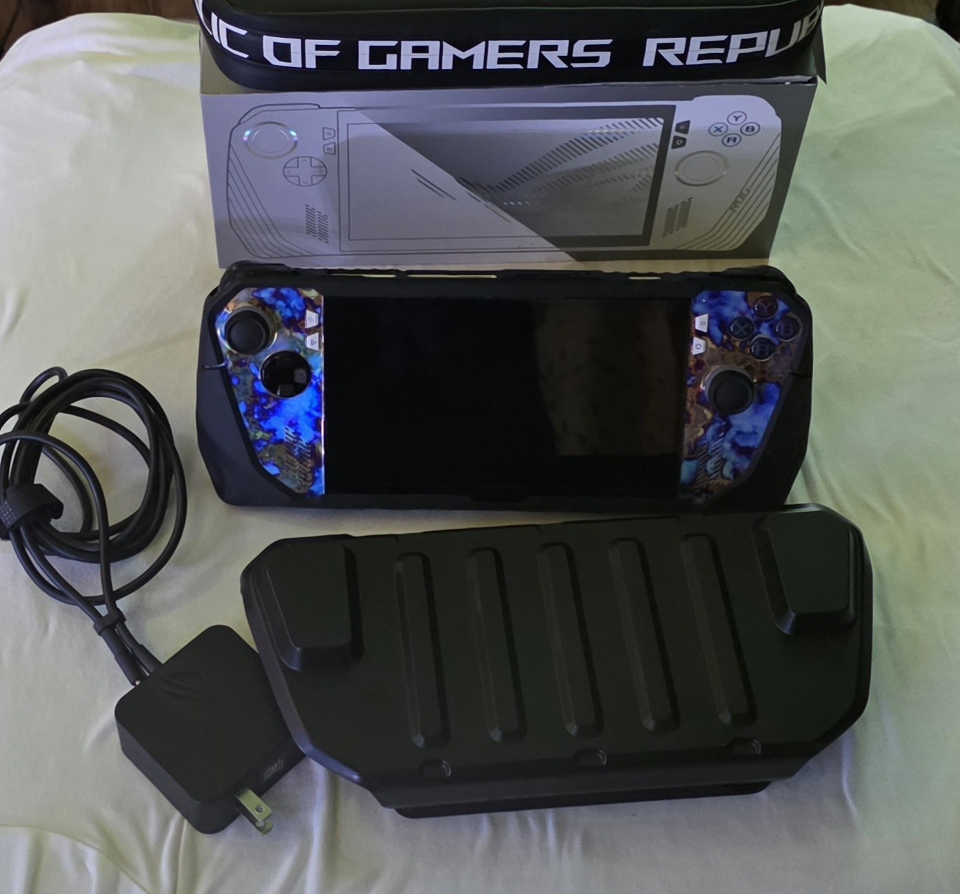 ROG Ally Z1 Extreme 2TBF, Killswitch Case Hardened Skin, 2 Docks, Backbone Pro