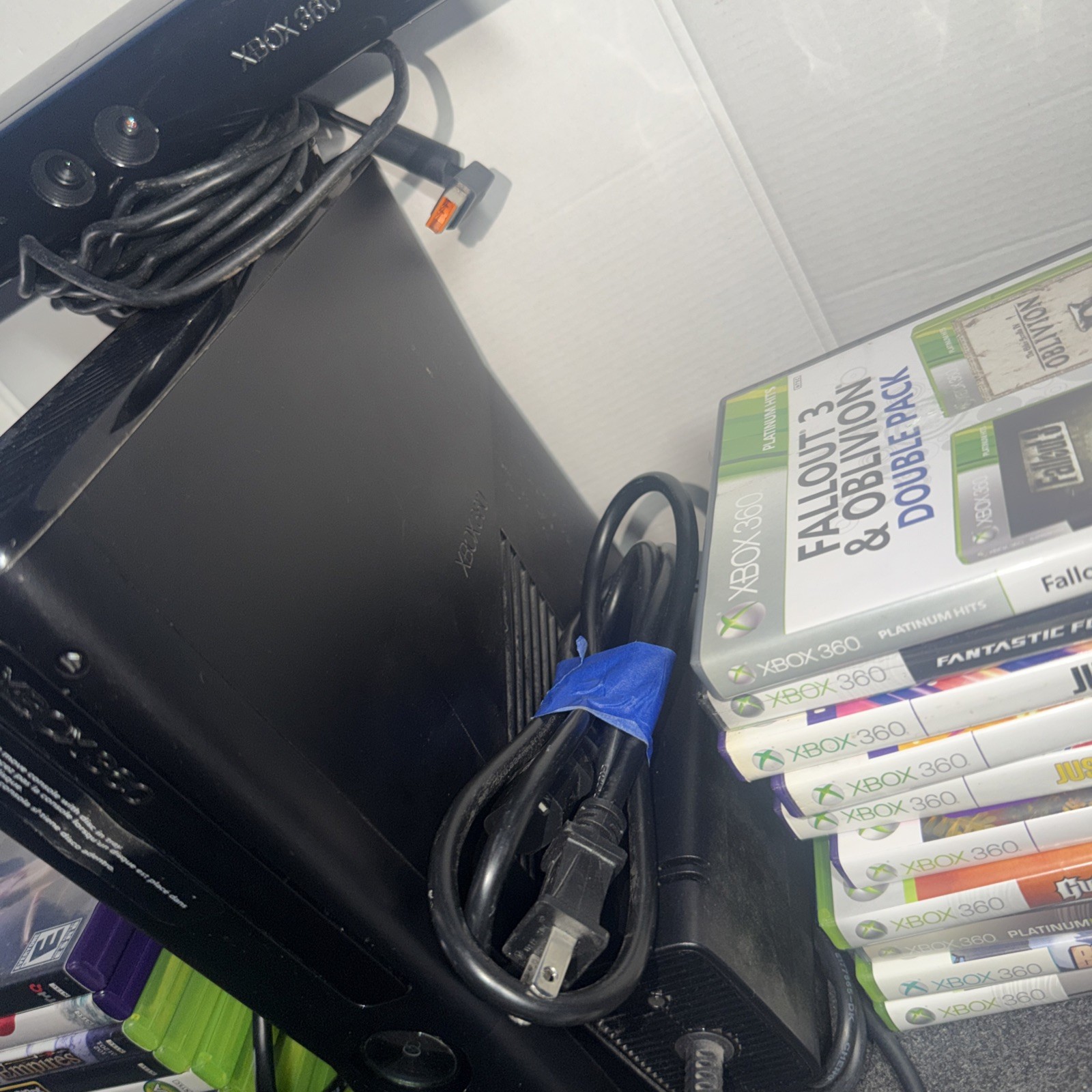 Microsoft Xbox 360 S Slim Kinect Console 2 controllers 20 Games 250GB TESTED