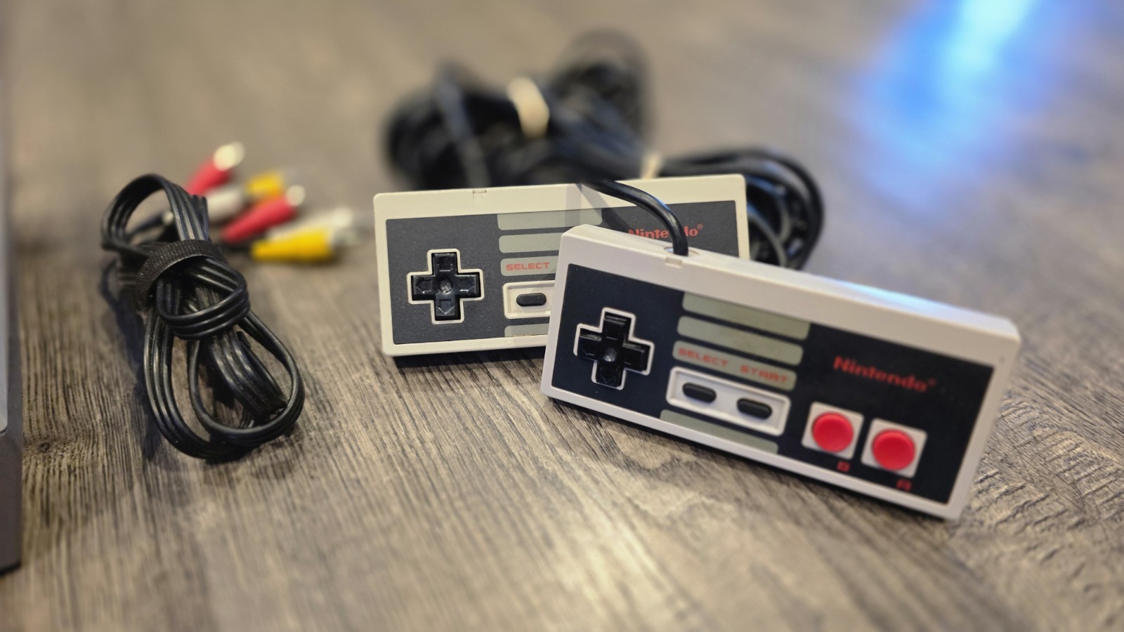 Nintendo NES System Gray w/ 2 Controllers, Zapper Light Gun, AV/Power, and Game!