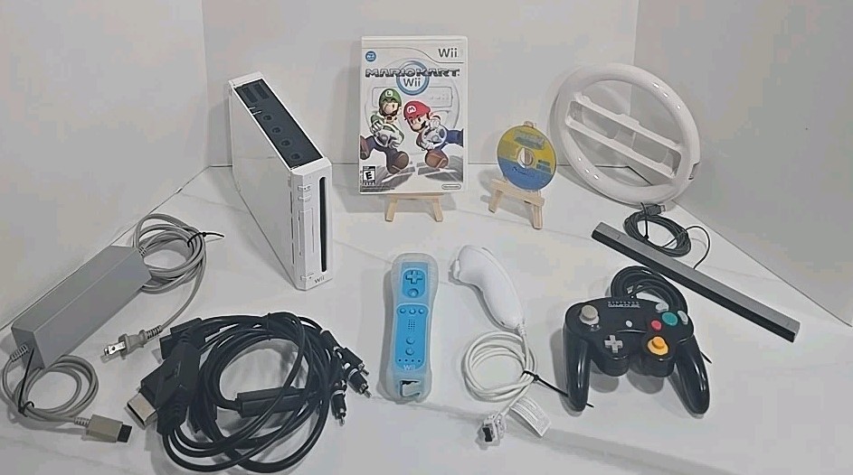 Nintendo 512 MB Wii Console RVL-001 Bundle Gamecube Ports + Mario Kart & Sonic