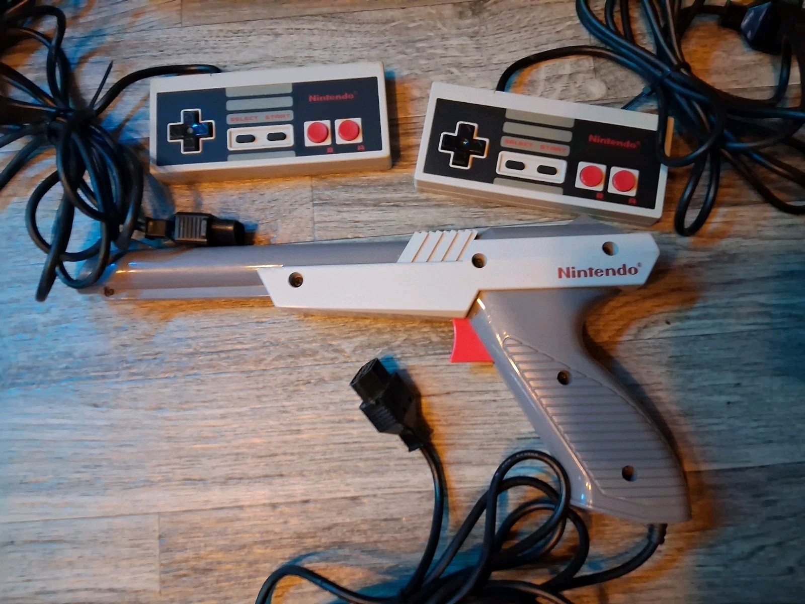 Nintendo NES Console Bundle Tested With Games + Zapper No Yellowing Works Great