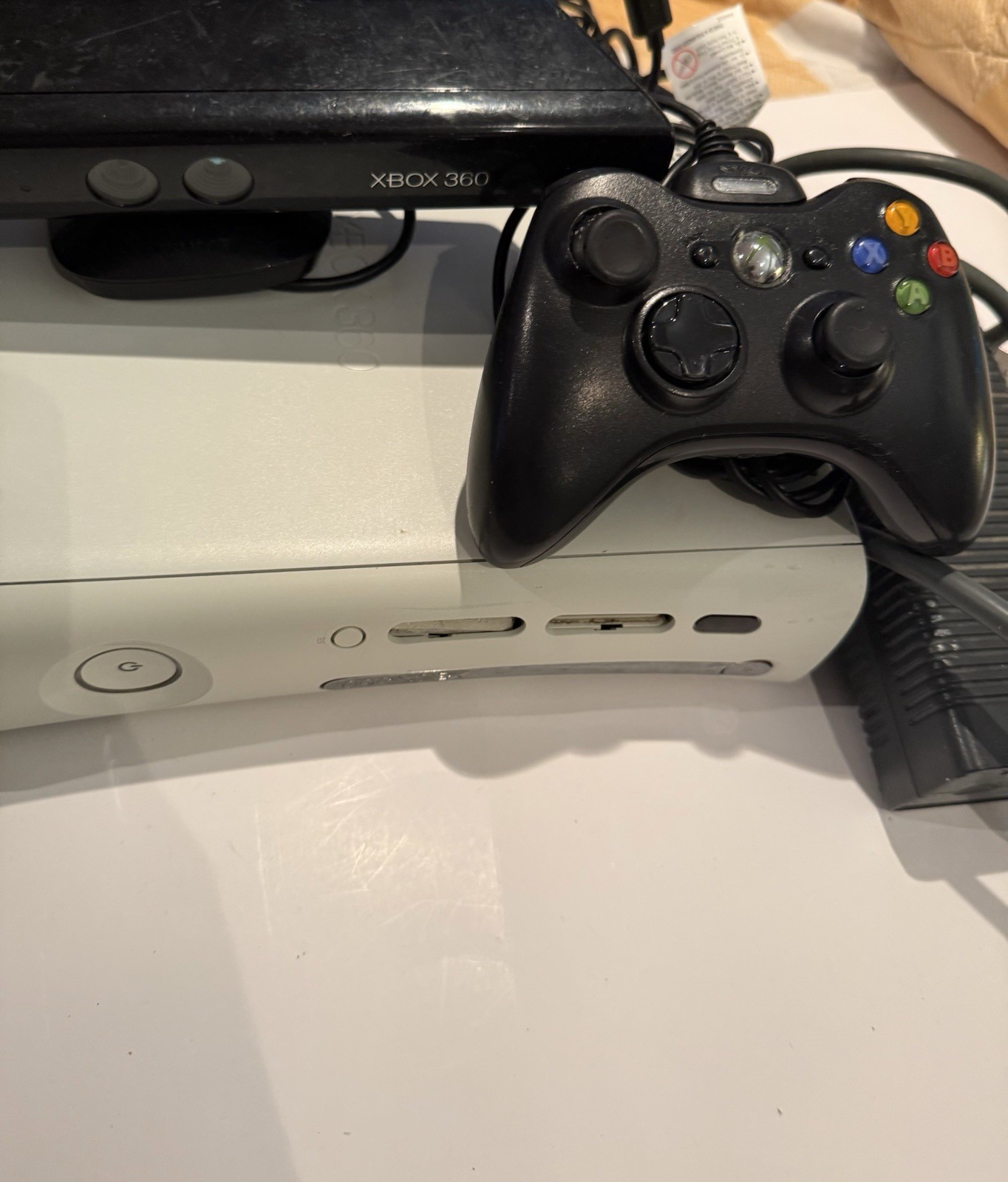 Microsoft Xbox 360 Console Bundle Kinect Sensor 1414 Wired Controller