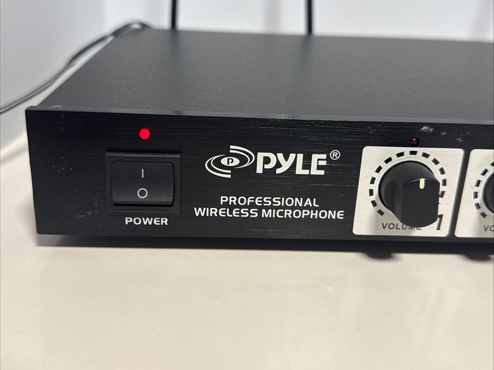 Pdwm8900 Rack mount 8 channel wireless microphone system with 8 lavalier/Read