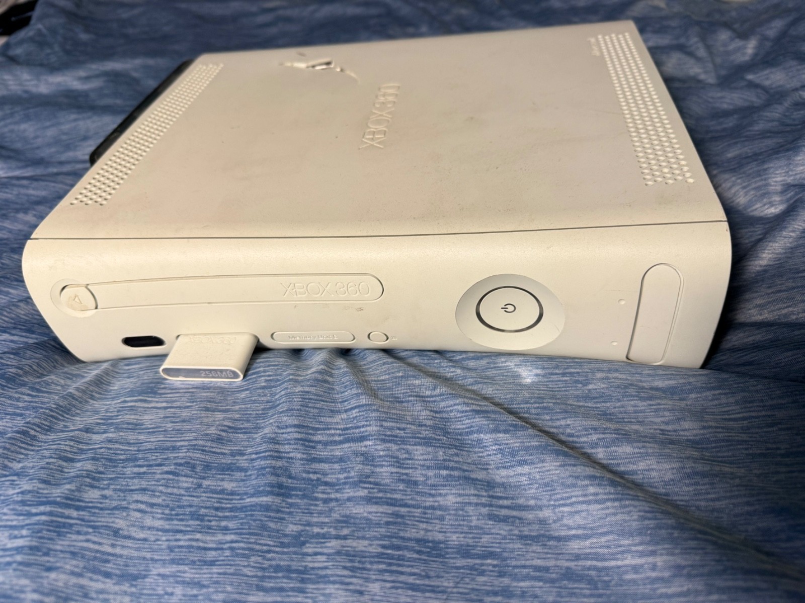 Xbox 360 Arcade Edition Console Bundle with 256MB Memory & Dual Wired Controller