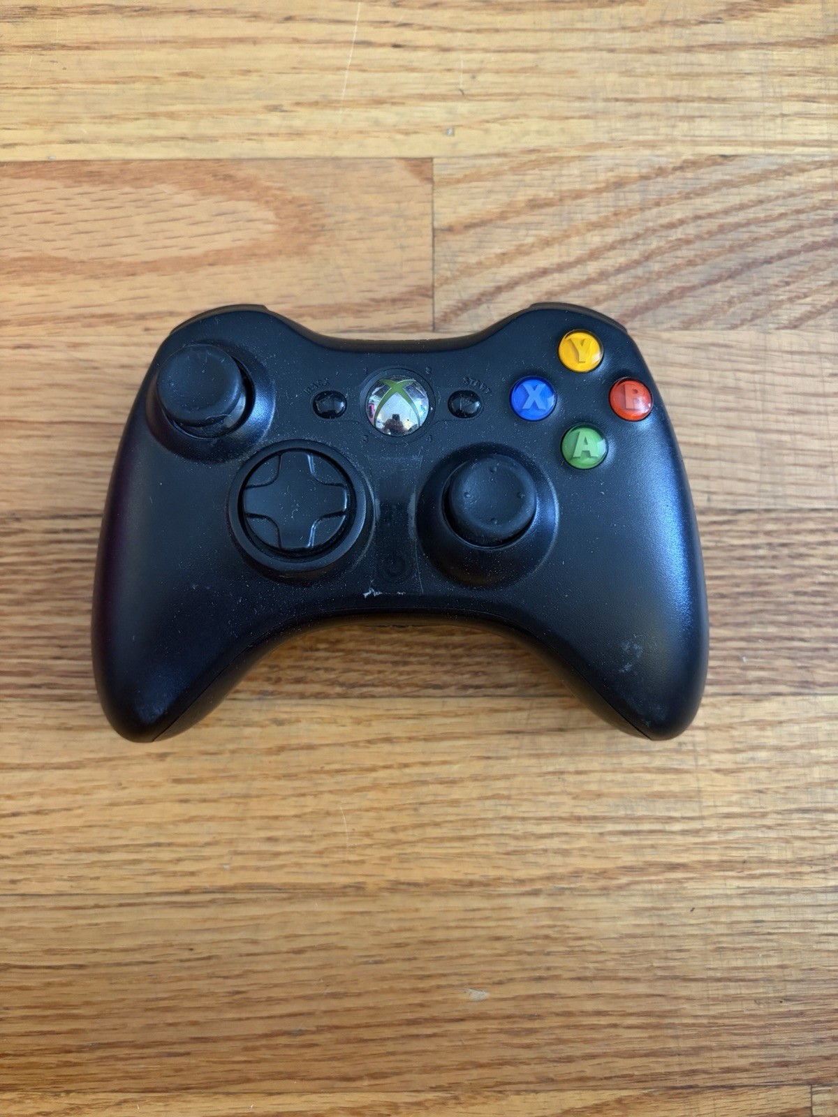 Microsoft Xbox 360 S 250GB Model 1439 + Controller + 3 Guitars + Guitar Hero 2