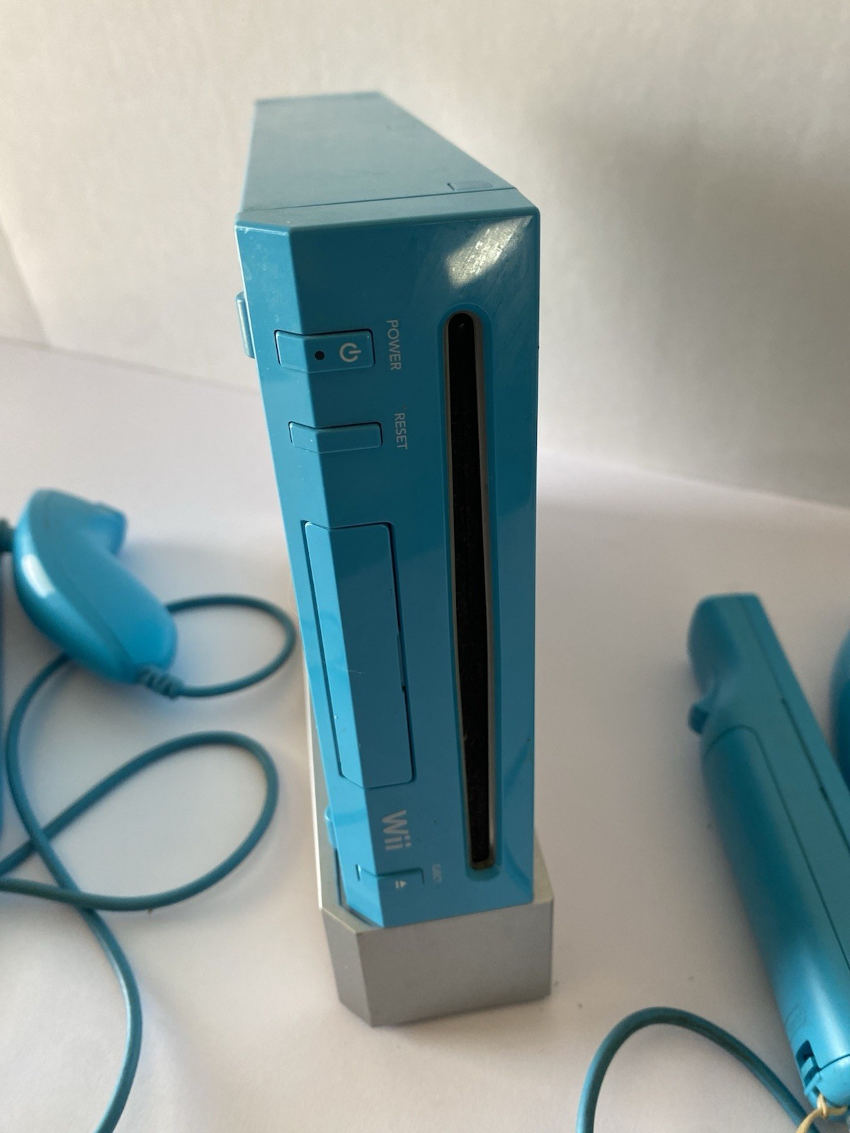 Nintendo Wii RVL-001 Blue Console Bundle 2 Remotes, Nunchuks, AV Cable
