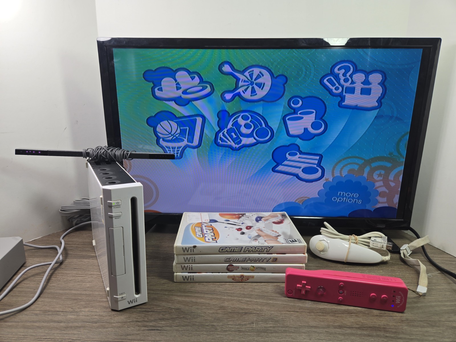 Nintendo Wii Console System Bundle White RVL-001 w/4 Games Used Condition Tested
