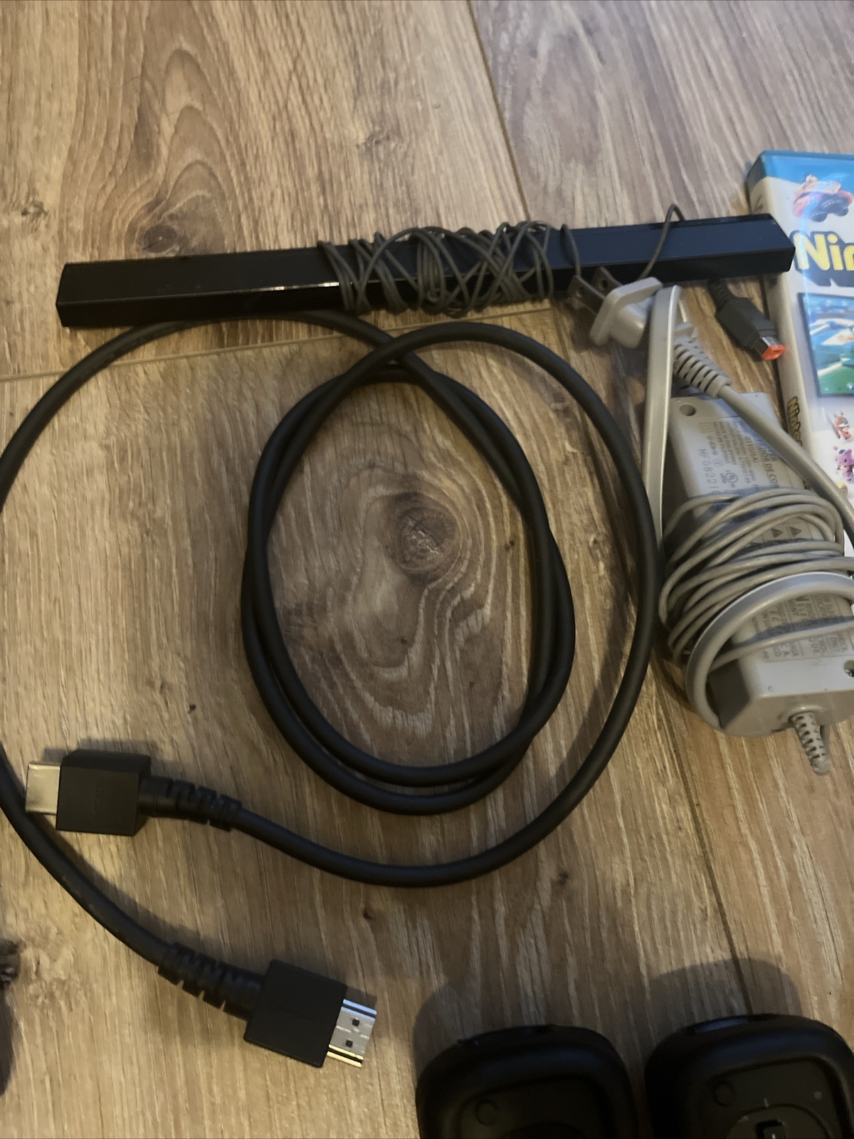 Wii U console, 2Wiiremots, 2Nunchucks, All cords+sensor, splatoon+nintendoland