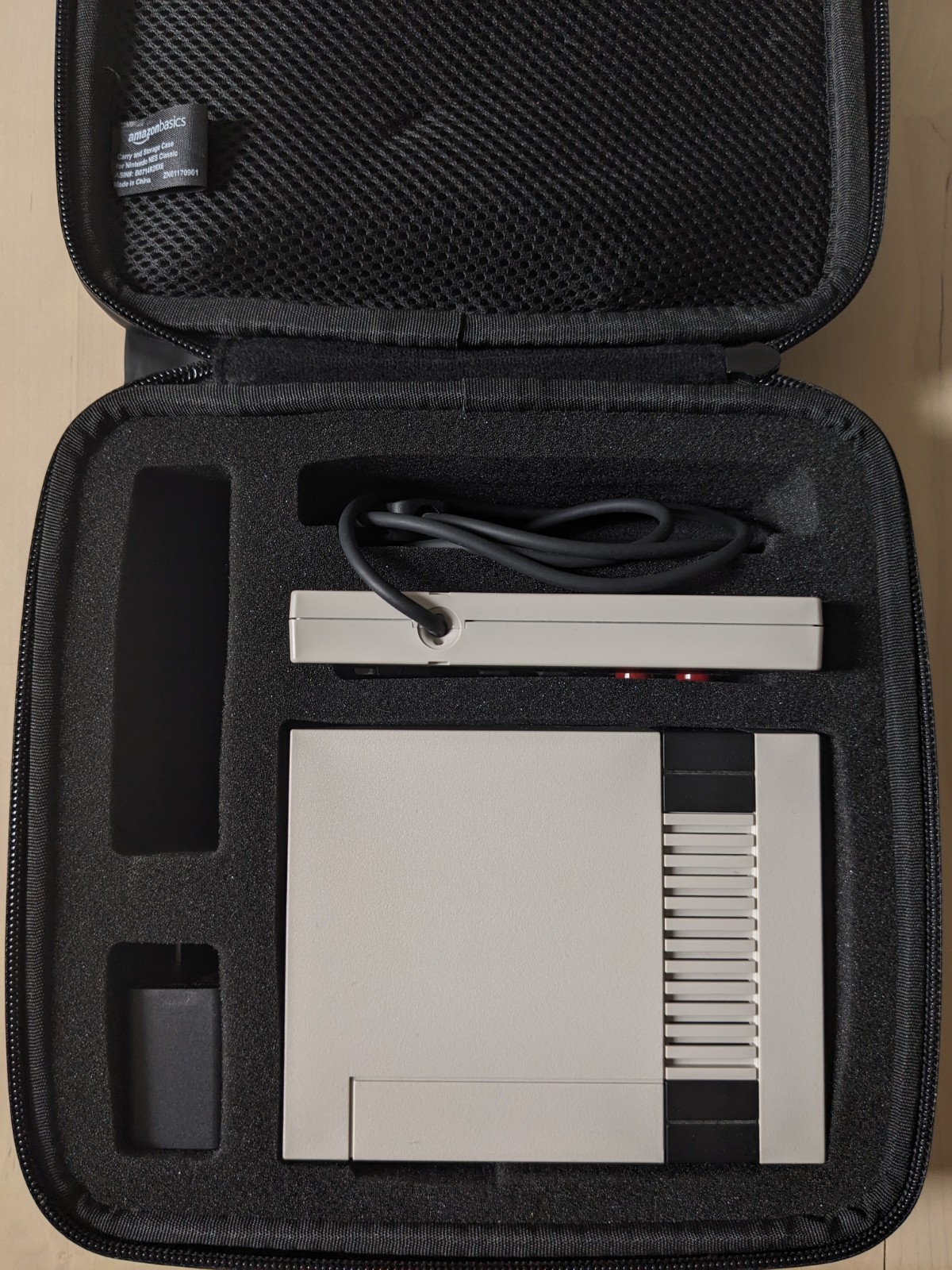 Nintendo NES Classic Mini Console CLV-001 w/ 1 Controllers In Custom Case Unused