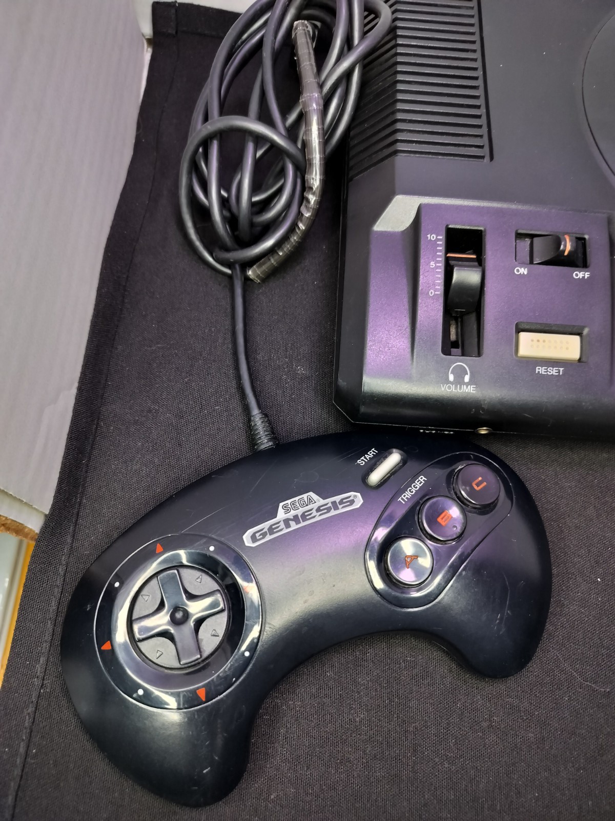 Sega Genesis Model 1601 Console w/ controller AS-IS READ