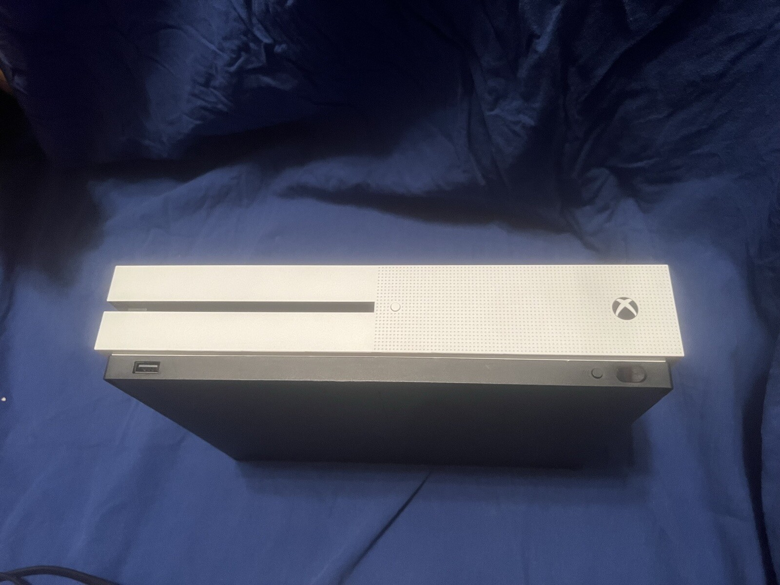 Xbox One S Includes Games, HDMI Cable, Power Cable, Contoller