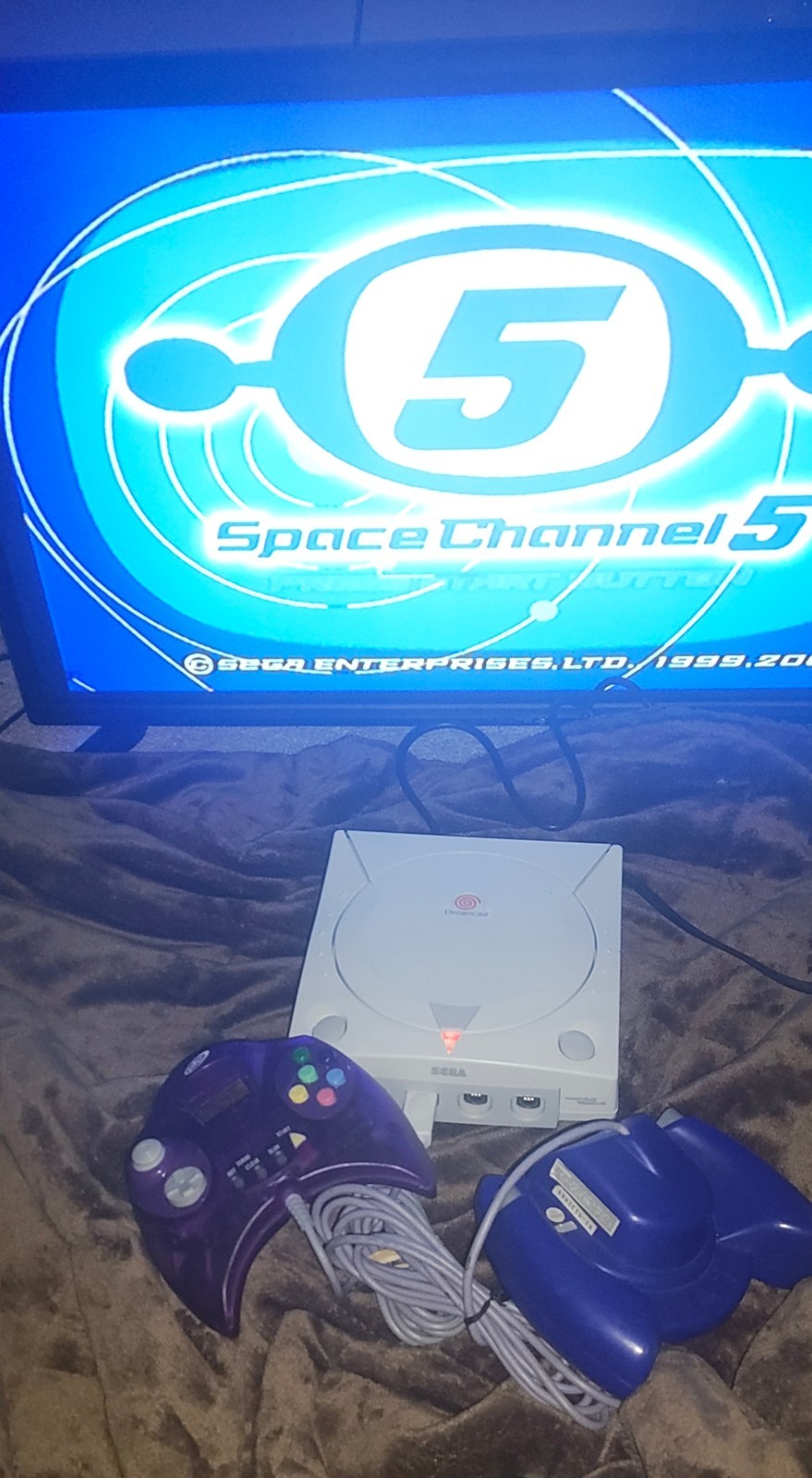 SEGA Dreamcast White with space channel 5 game with two mad cat controllers