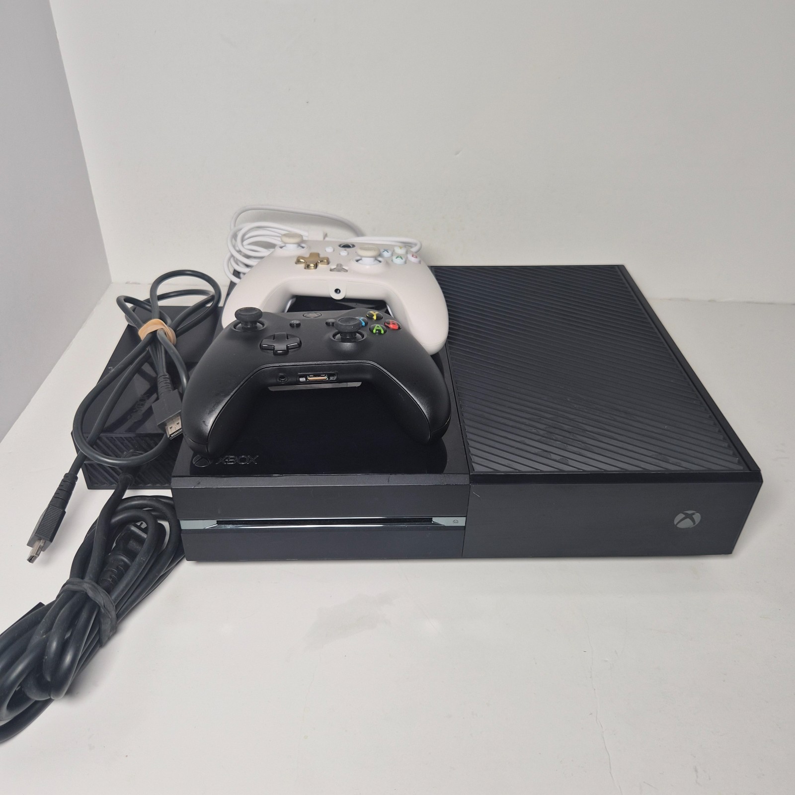 Microsoft Xbox One Model 1540 Console 2 Controllers Cables Tested Working d4