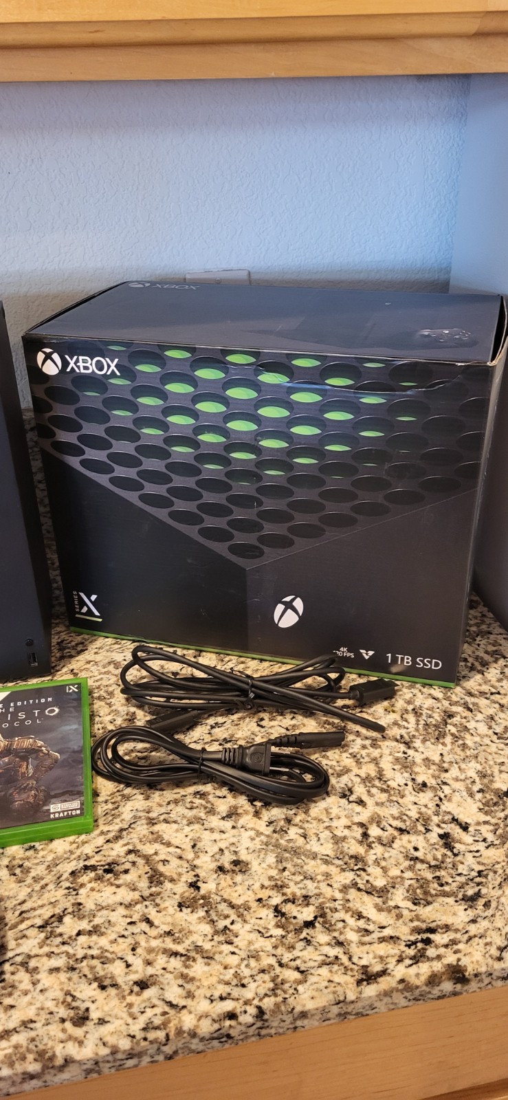 Xbox Series X 1TB Bundle- 2games + cooling fan +controller +2 recharge batteries