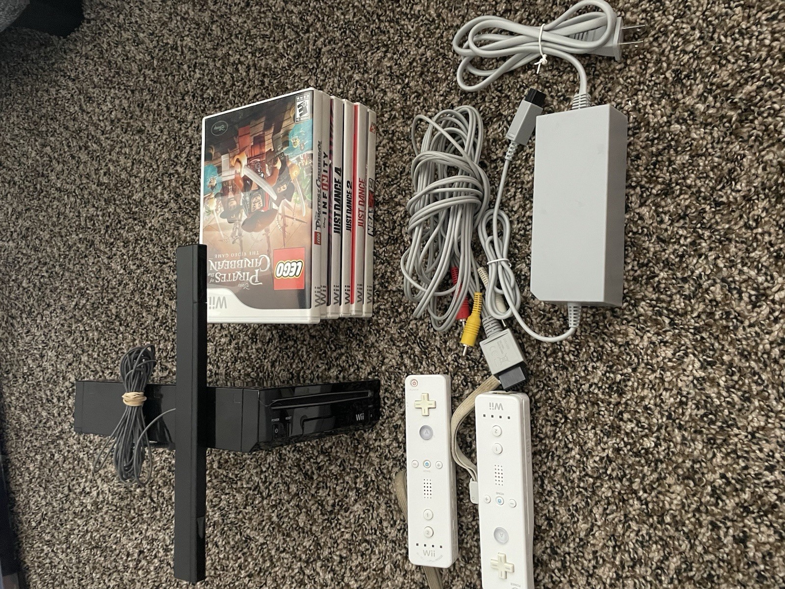 Nintendo Wii Console + 2 Controllers + 6 Games + Wii Controller Carry Case