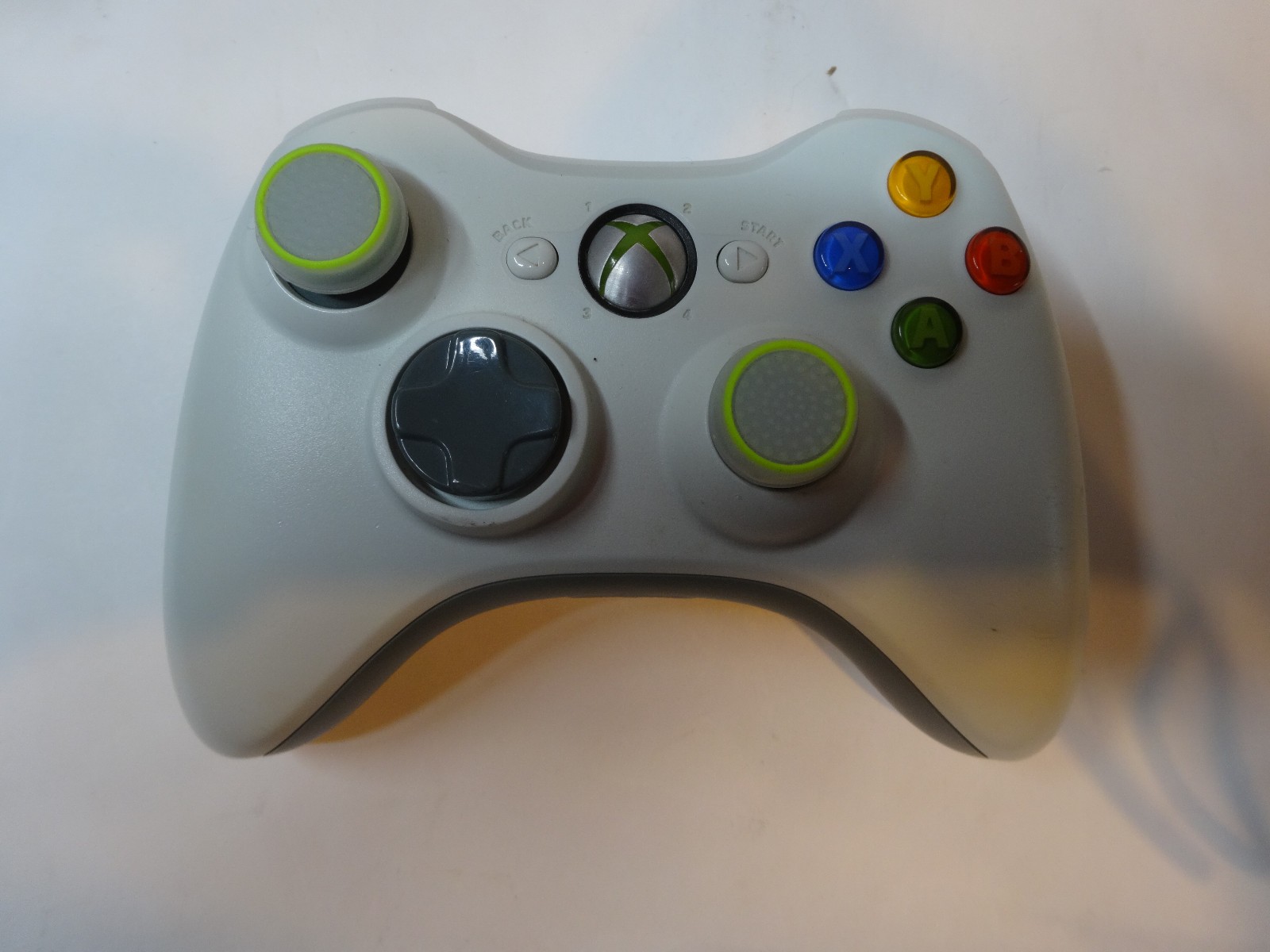 Xbox 360 S 256 GB Bundle: 1439 Console, Kinect , controller and 3 games; Tested