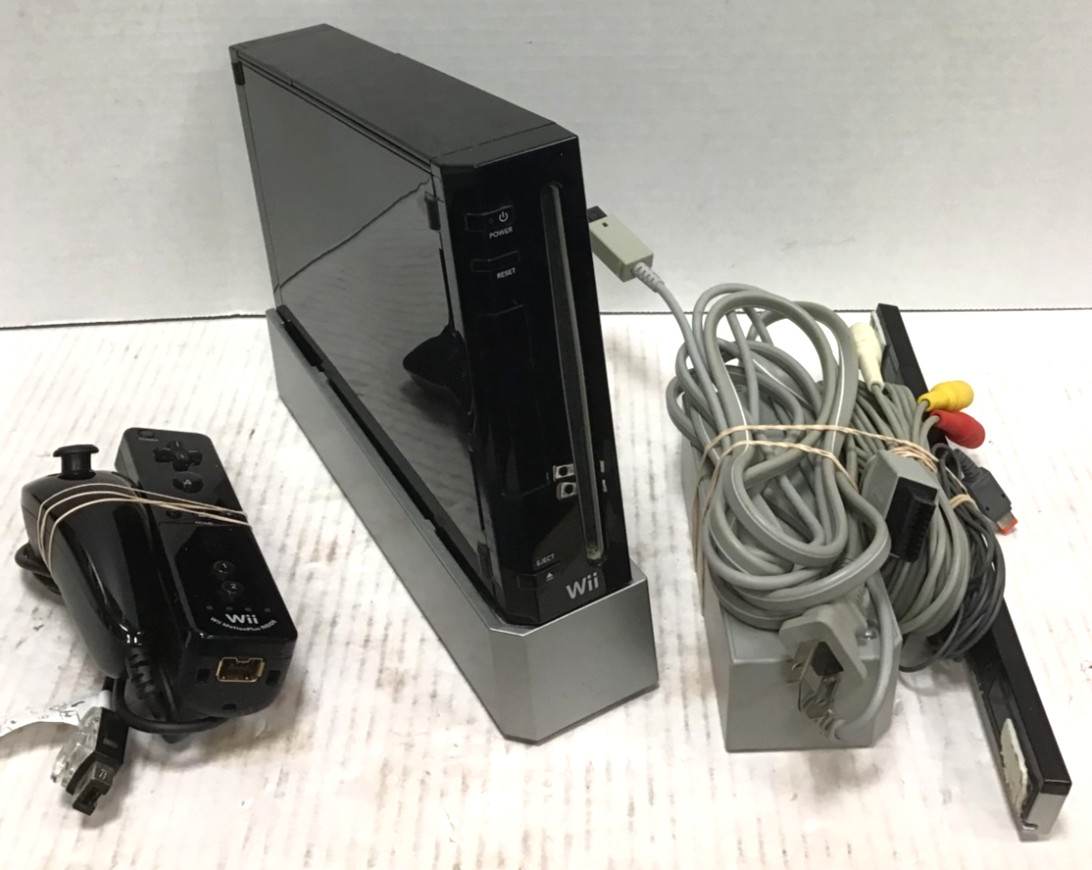 (MA3) Nintendo Wii RVL-001 Console – Black w/ Nintendo Cables & Controllers